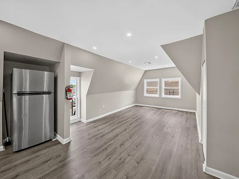 467-469 Summer Ave #3 — Photo 9