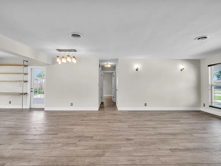 921 SE 15th Ct — Photo 15