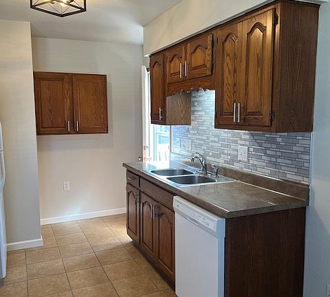 4th image of 2501B Lexington Dr #B
