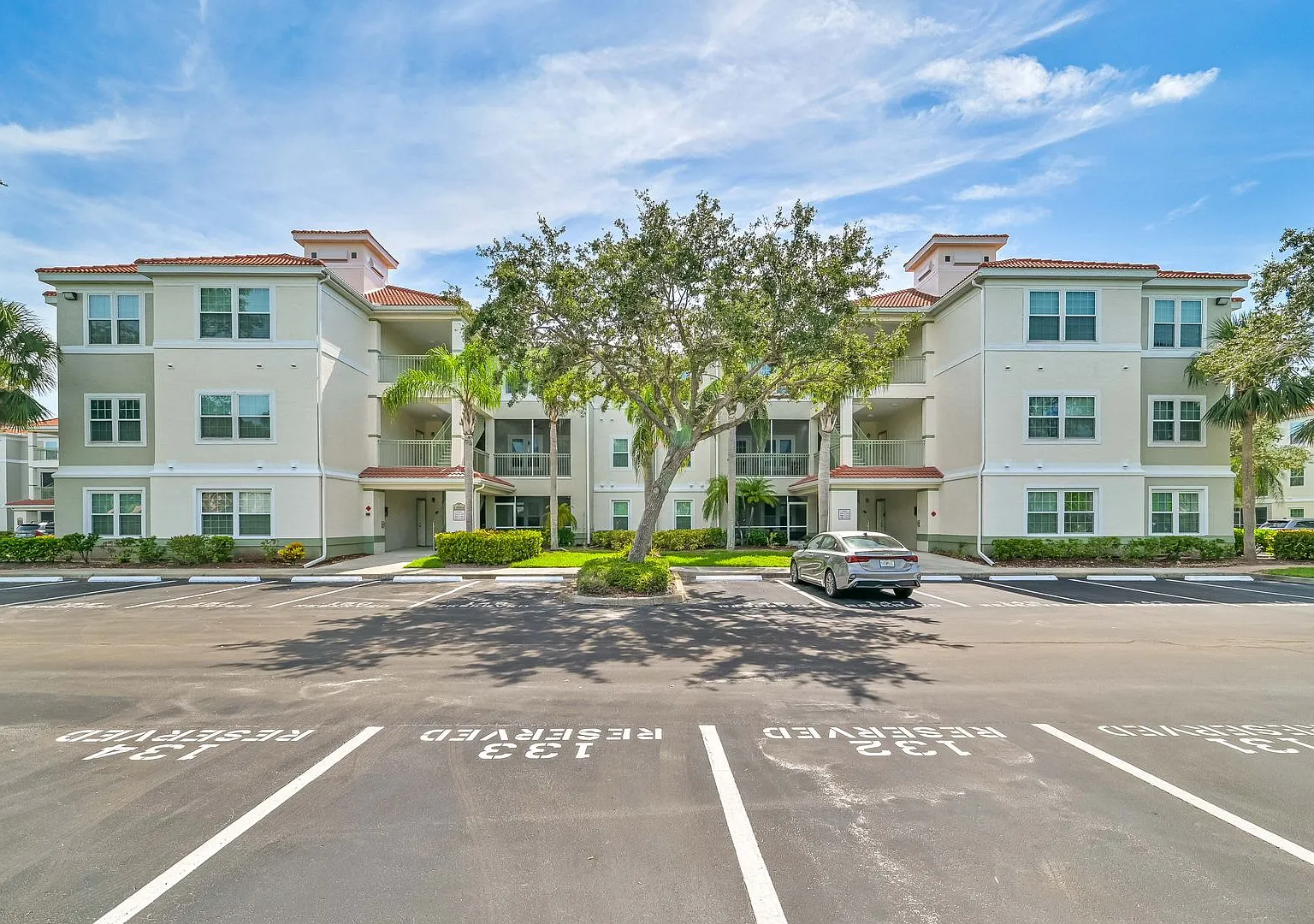 First Floor Condo ~ Walking Distance To Coconut Mall — Photo 1