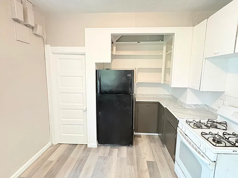 631 Curtis St — Photo 7