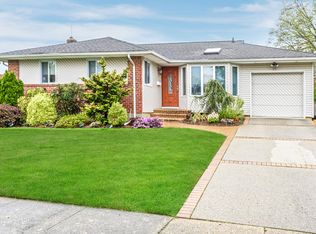 19 Barbara Ln, Plainview, NY