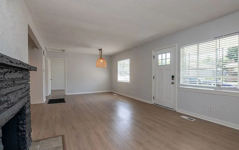 3 bed, 2.0 bath, 1146 sqft, $1,800 — Photo 4