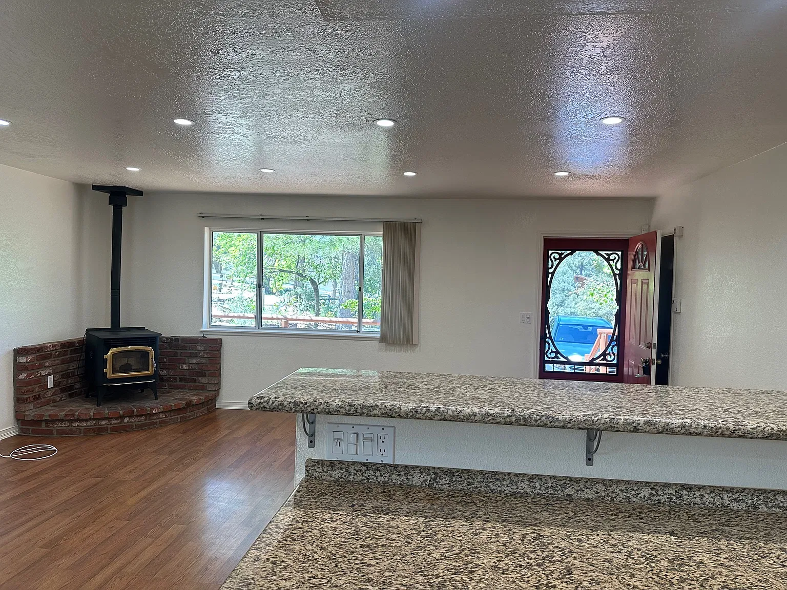 3 bed, 1056 sqft, $1,649 — Photo 2