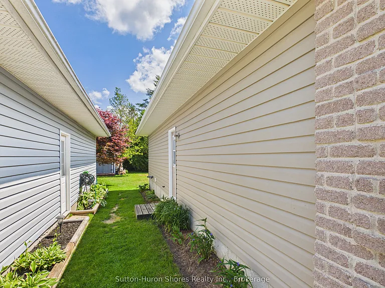 14 Eastgate Dr — Photo 3