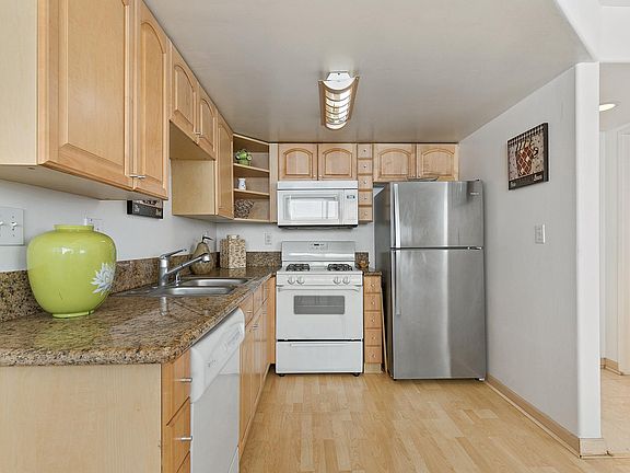5th image of 1434 S Point View St
