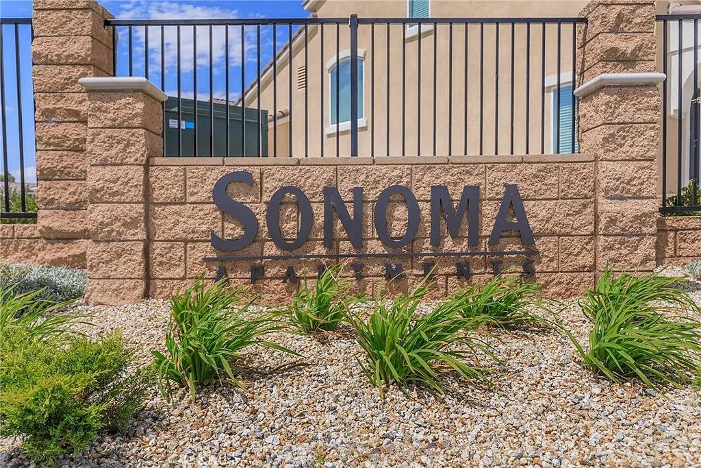 3 bed, 2.5 bath, 1281 sqft, $2,395 — Photo 4