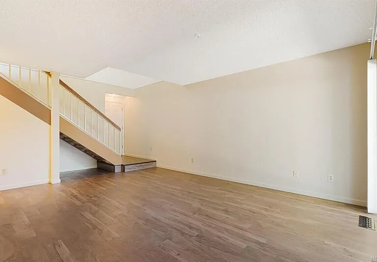 7 Meridian Cir — Photo 6