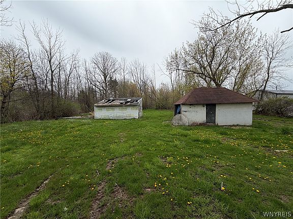 4th image of 2388 Lake Rd