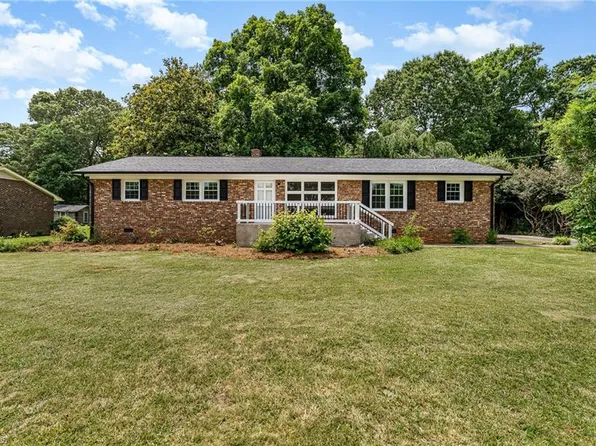 208 Holly Hill St, Ramseur, NC 27316