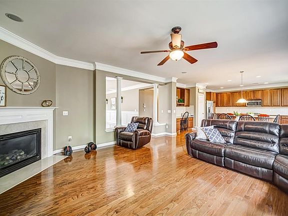 5th image of 326 Melrose Cir