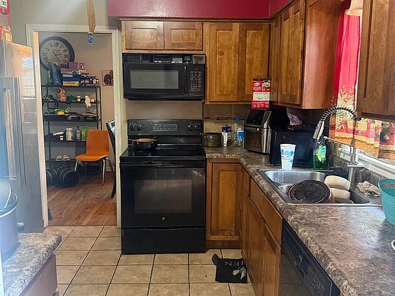 2nd image of 4922 Ruggles St