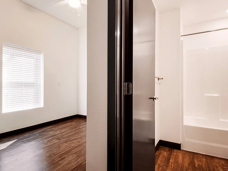 800 S Robberson Ave — Photo 11