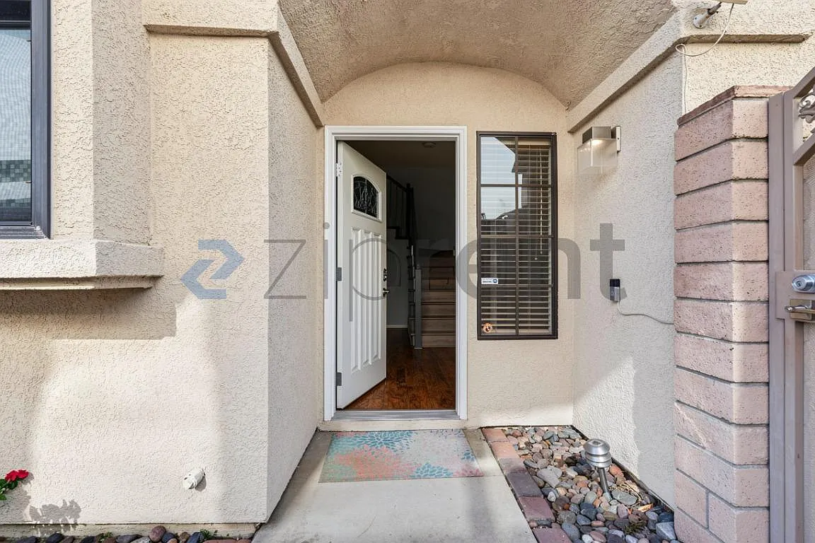 3 bed, 2.5 bath, 1471 sqft, $3,450 — Photo 4