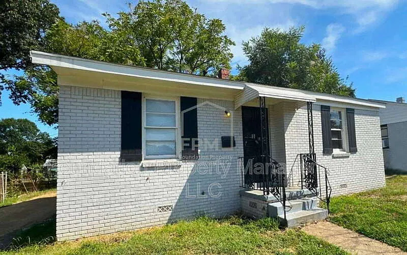 2 bed, 1.0 bath, 867 sqft, $925 — Photo 2