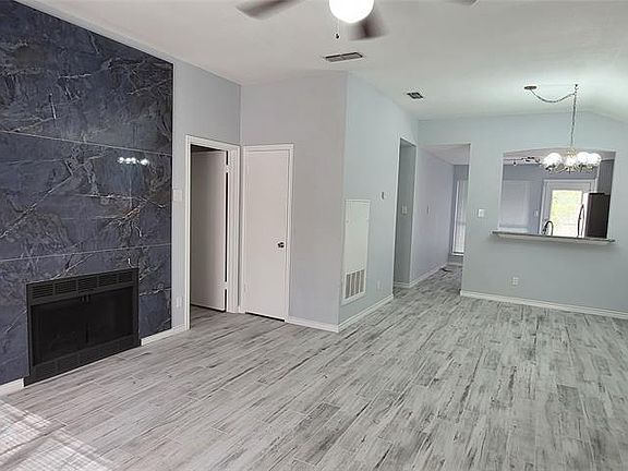 3rd image of 2904 Hilltop Dr