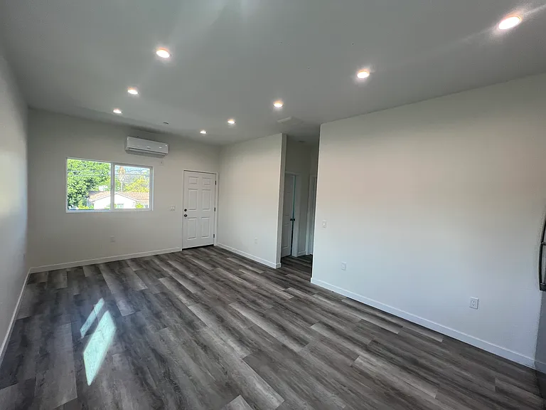 11616 Hamlin St — Photo 26