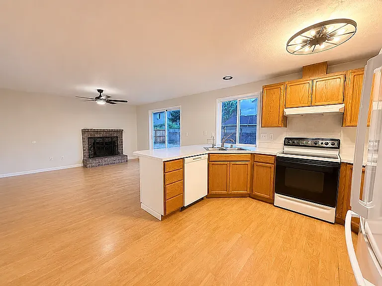 4 bed, 2400 sqft, $2,995 — Photo 4