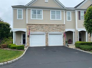 30 Torrey Pine Ln, Bay Shore, NY 11706