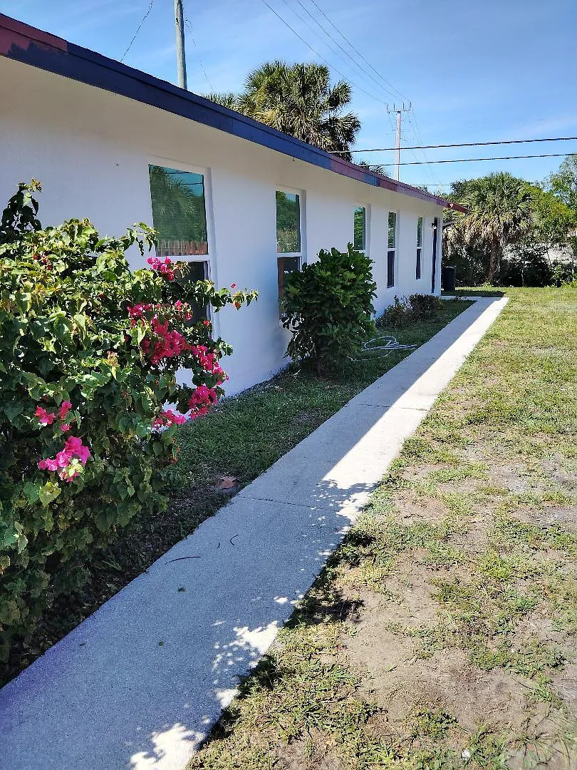 Photo 2 of 12 - 614 Holly Dr #2 - Palm Beach Gardens, FL Building Photo - 614 Holly Dr #2