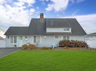 100 Twin Ln N, Wantagh, NY 11793