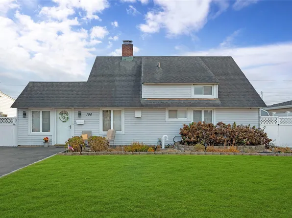 100 Twin Lane N, Wantagh, NY 11793