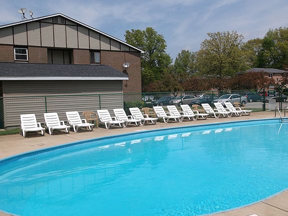 4th image of 280 Maplewood Dr APT 4