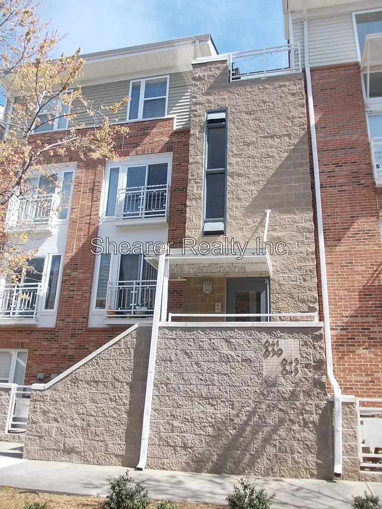 2 bed, 2.5 bath, 1312 sqft, $2,000 — Photo 2