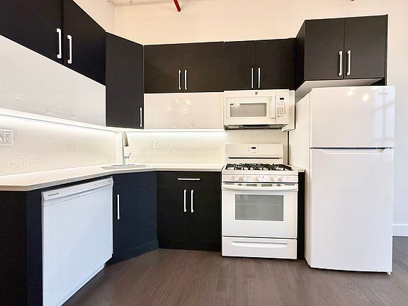 3rd image of 248 McKibbin St #2-O