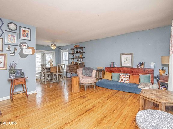 3rd image of 2249 Knollcrest Ln