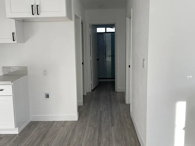 150 N Hicks Ave — Photo 4