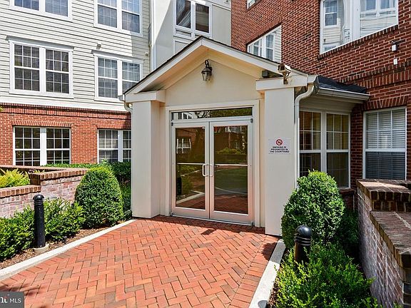 3rd image of 801 S Greenbrier St APT 219