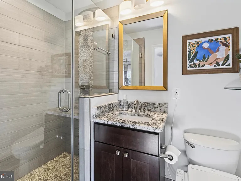 1015 Woods Pl — Photo 22