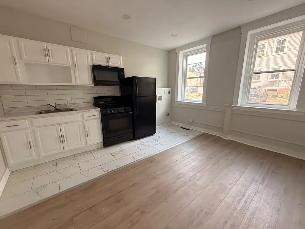 176 Frank St — Photo 4
