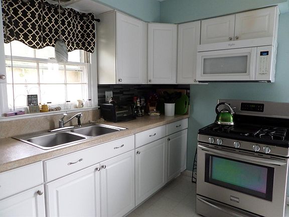 5th image of 3513 Camelot Dr