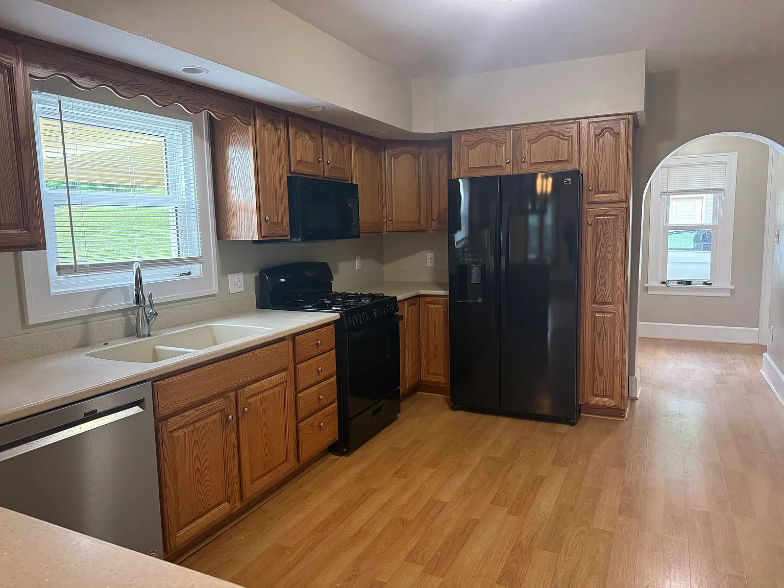 3 bed, 2020 sqft, $2,100 — Photo 4