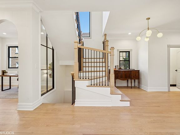 4th image of 4030 N Lowell Ave