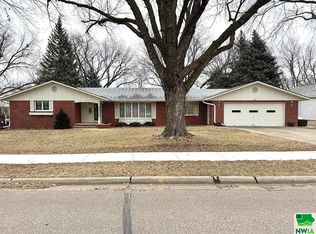 362 2nd Ave SE, Sioux Center, IA 51250