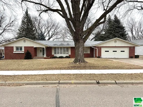 362 2nd Ave SE, Sioux Center, IA 51250