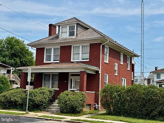 3rd image of 990 E Philadelphia St