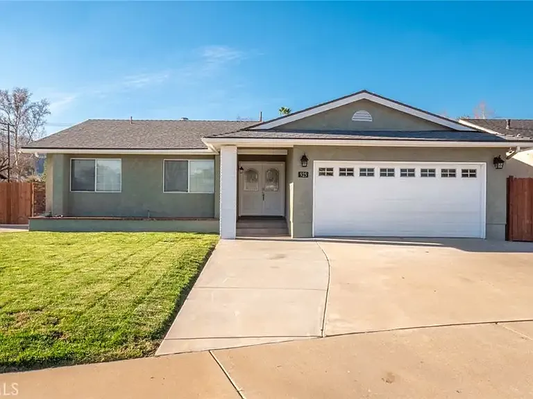 925 Diane Way — Photo 1