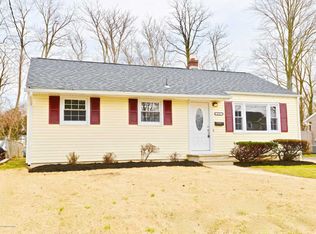 611 Hopping Rd, Belford, NJ 07718