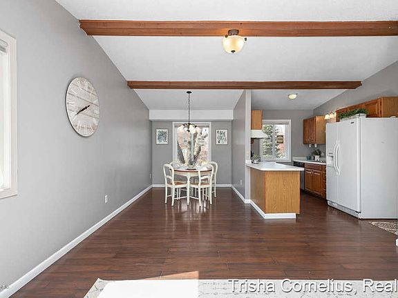 5th image of 460 Pine Vista St SE