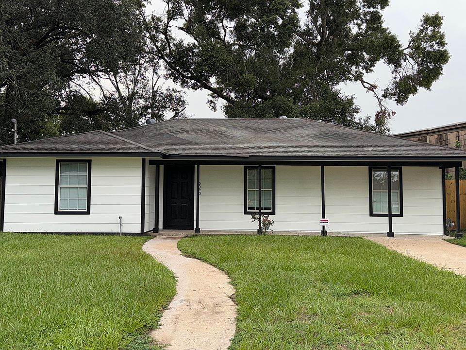 Casa renovada con exterior moderno, jardin amplio y cochera privada. Calle tranquila cerca de comodidades.//
Recently updated home with modern exterior, large front yard, and private driveway. Quiet street with easy access to local amenities.