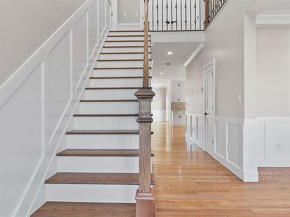 2nd image of 42 Autumn Ln