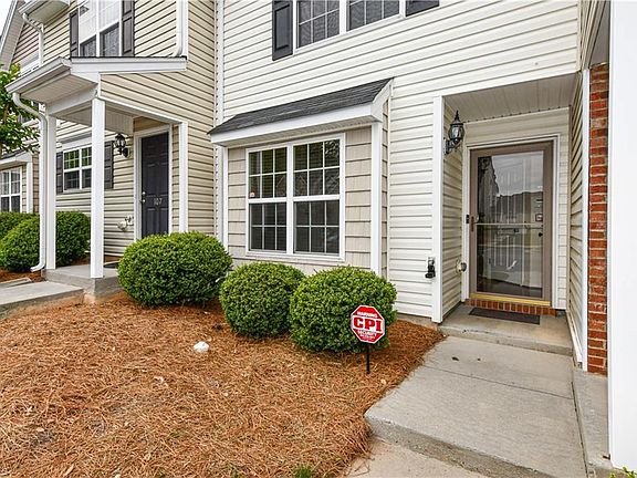 3rd image of 109 Breezeway Ln