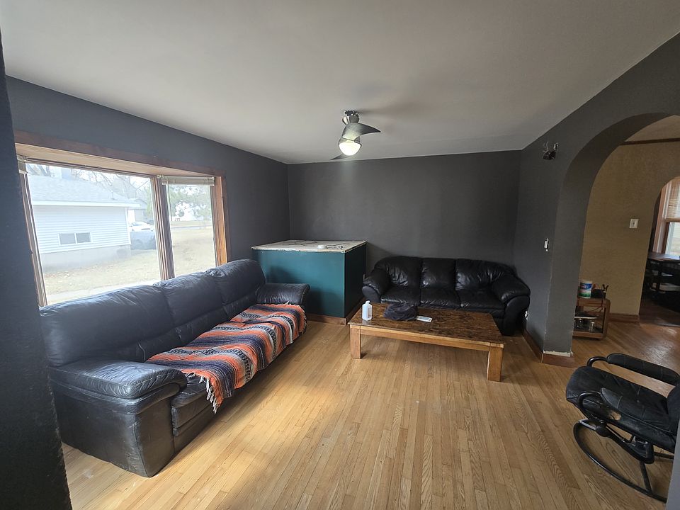 1st image of 223 17th Ave W