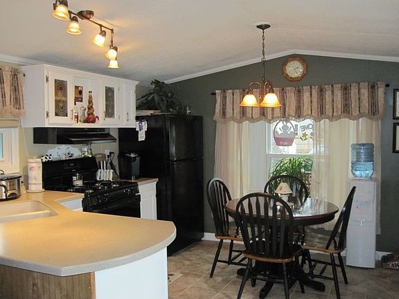 4th image of 12 Mayflower Dr