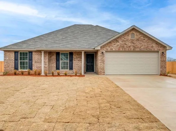 1884 Landing Pl, Deatsville, AL 36022