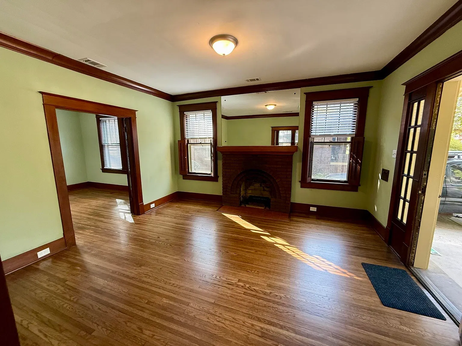 3 bed, 1.0 bath, 1316 sqft, $1,800 — Photo 2